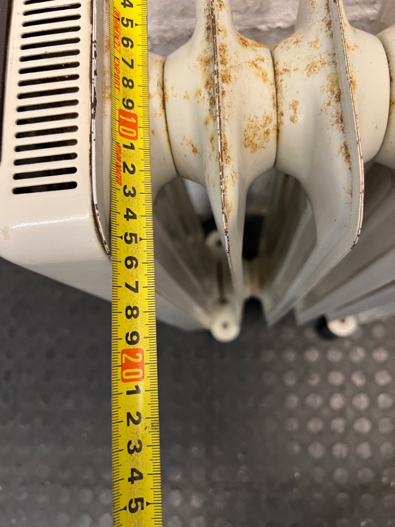 DeLonghi Oil-Filled Heater with Adjustable Thermostat — Working Order with Minor Exterior Rust