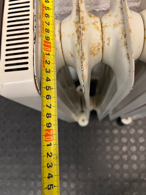 DeLonghi Oil-Filled Heater with Adjustable Thermostat — Working Order with Minor Exterior Rust
