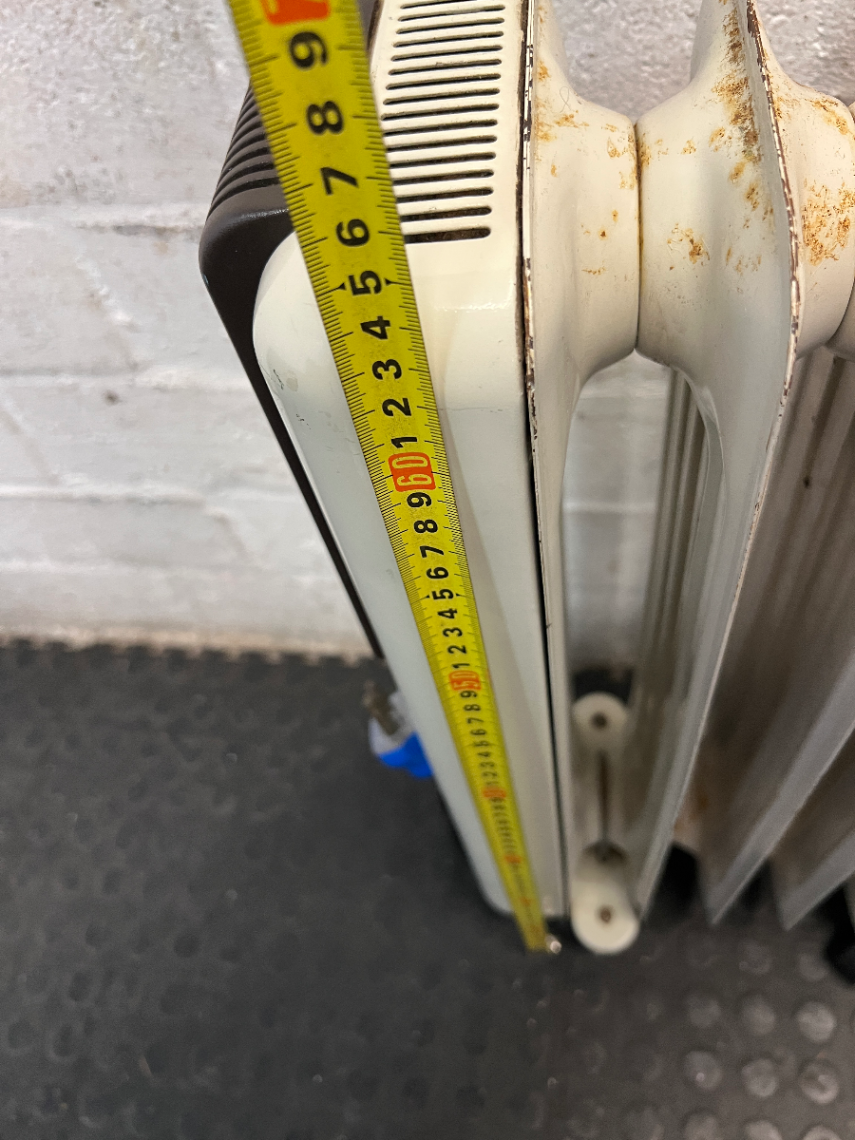 DeLonghi Oil-Filled Heater with Adjustable Thermostat — Working Order with Minor Exterior Rust