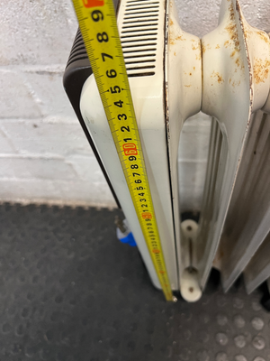 DeLonghi Oil-Filled Heater with Adjustable Thermostat — Working Order with Minor Exterior Rust