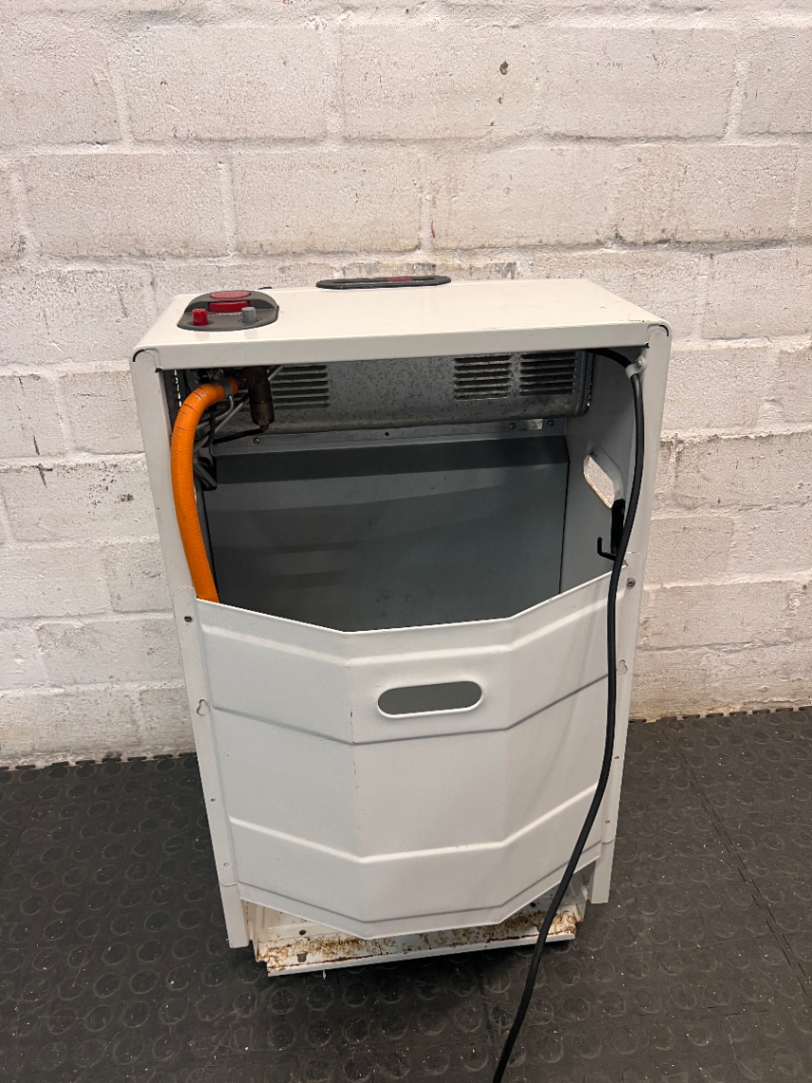 DeLonghi Thermostatica White Gas Heater — Working Order with Perishing Gas Hose