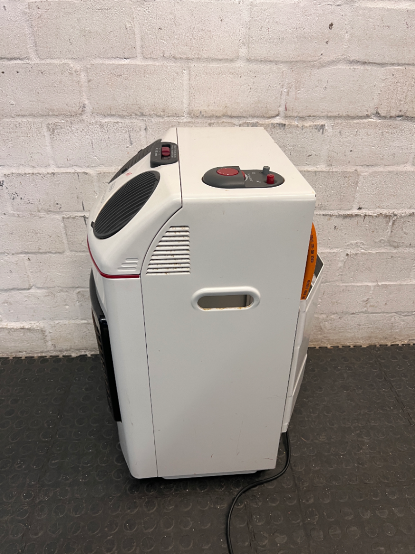 DeLonghi Thermostatica White Gas Heater — Working Order with Perishing Gas Hose