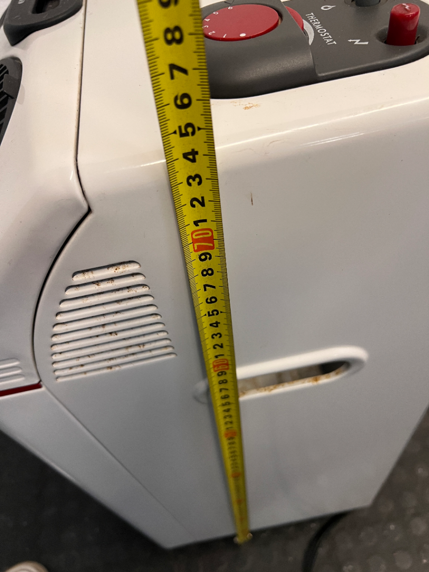 DeLonghi Thermostatica White Gas Heater — Working Order with Perishing Gas Hose