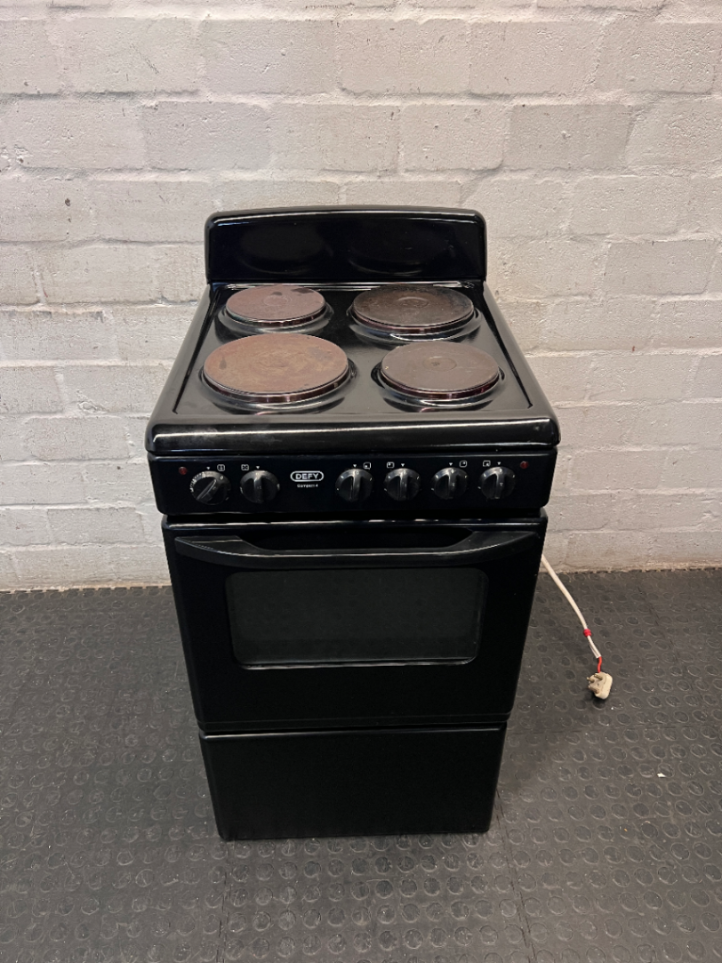 Defy 4-Plate Freestanding Electric Stove in Black — Good Working Order