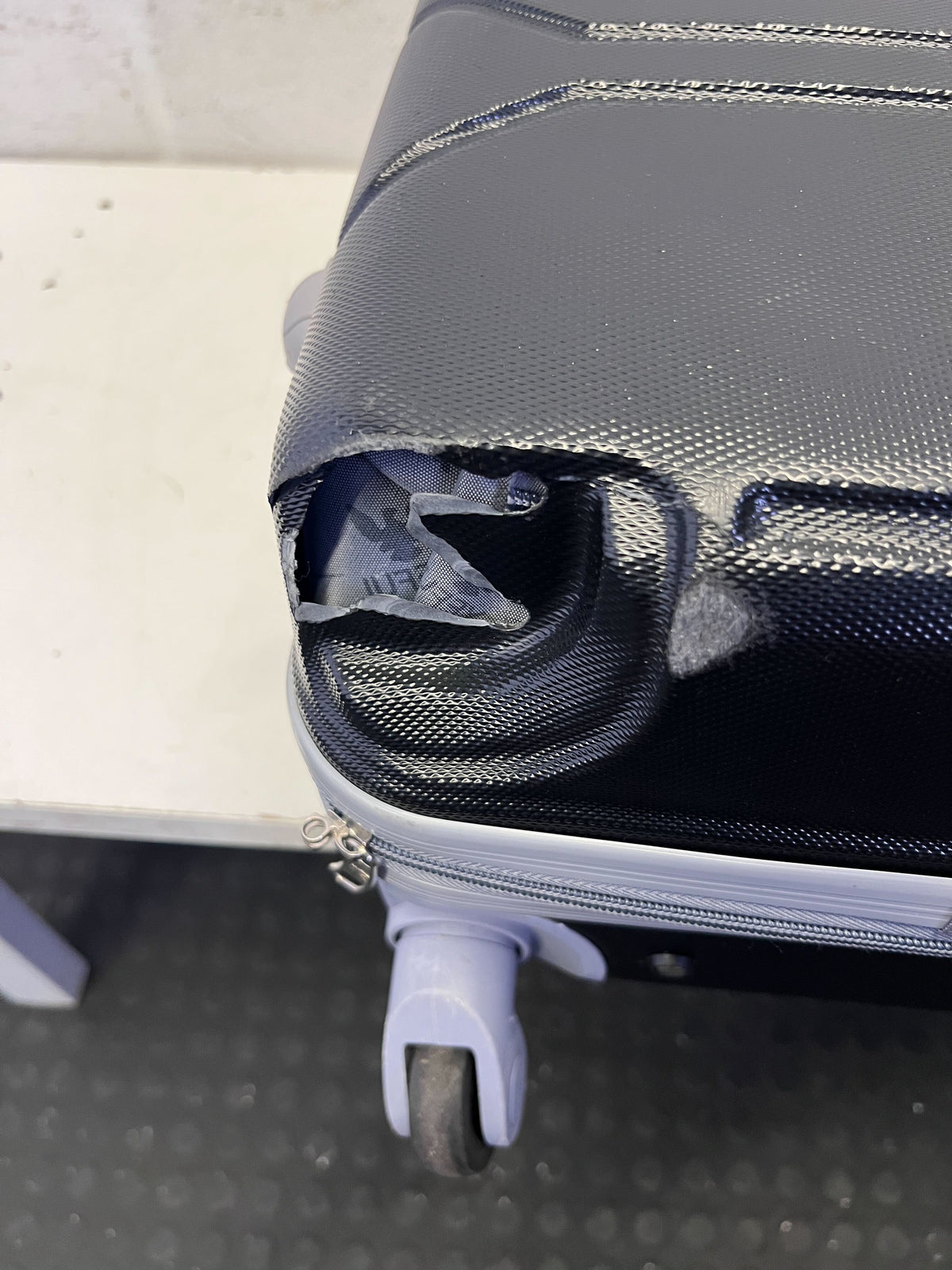 Durable Black Hardshell Carry-On Suitcase - Broken one side wheel - 2ndhandwarehouse.com