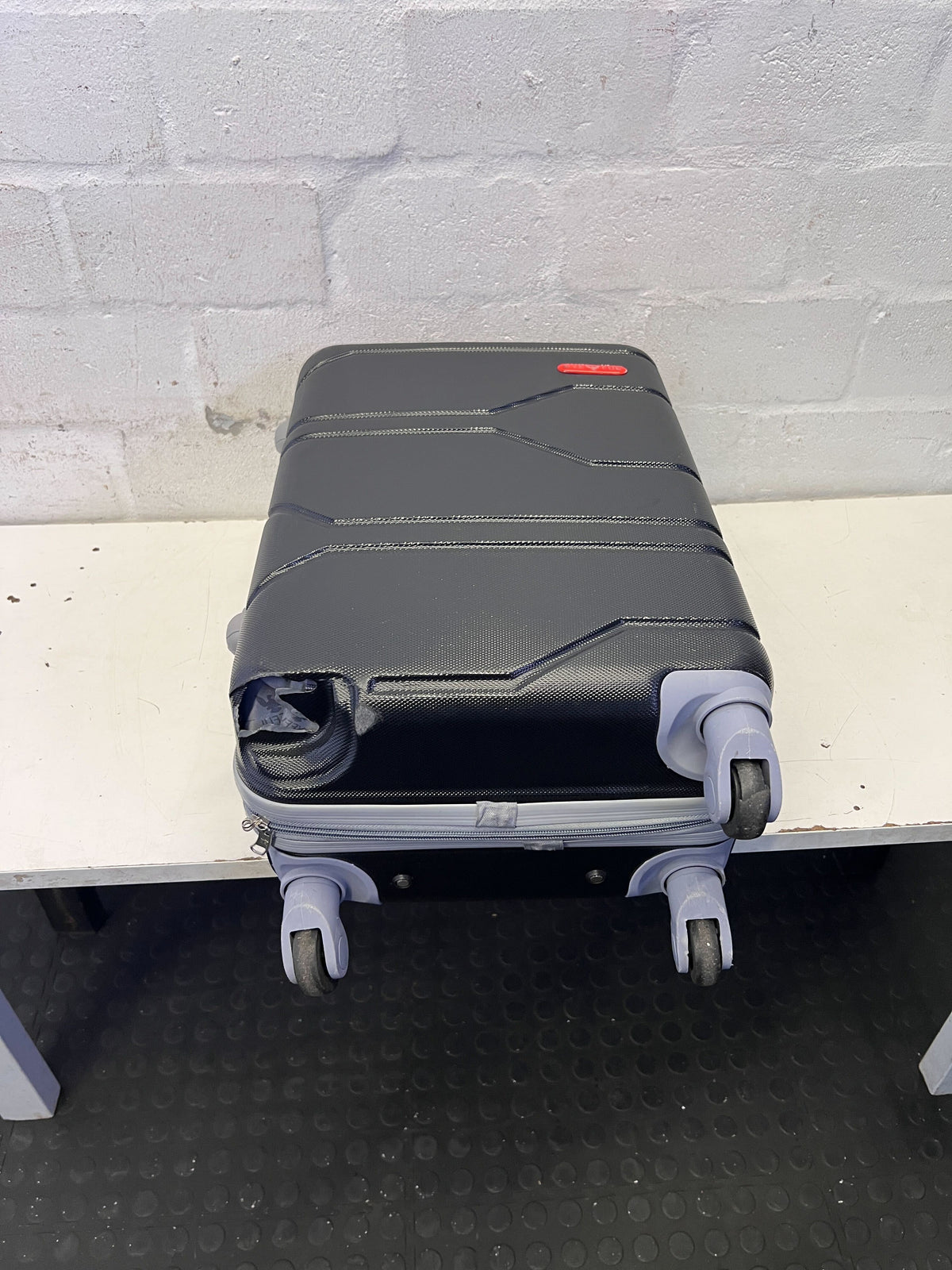 Durable Black Hardshell Carry-On Suitcase - Broken one side wheel - 2ndhandwarehouse.com