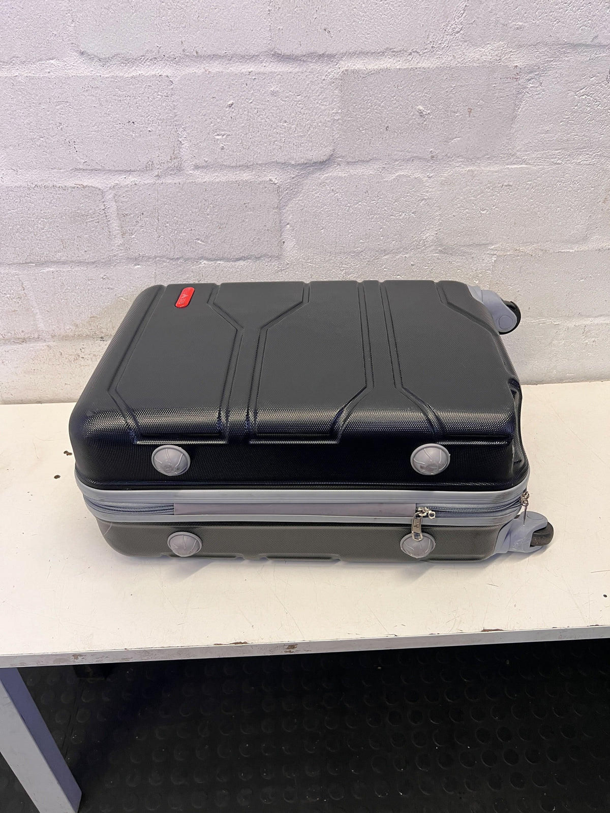 Durable Black Hardshell Carry-On Suitcase - Broken one side wheel - 2ndhandwarehouse.com