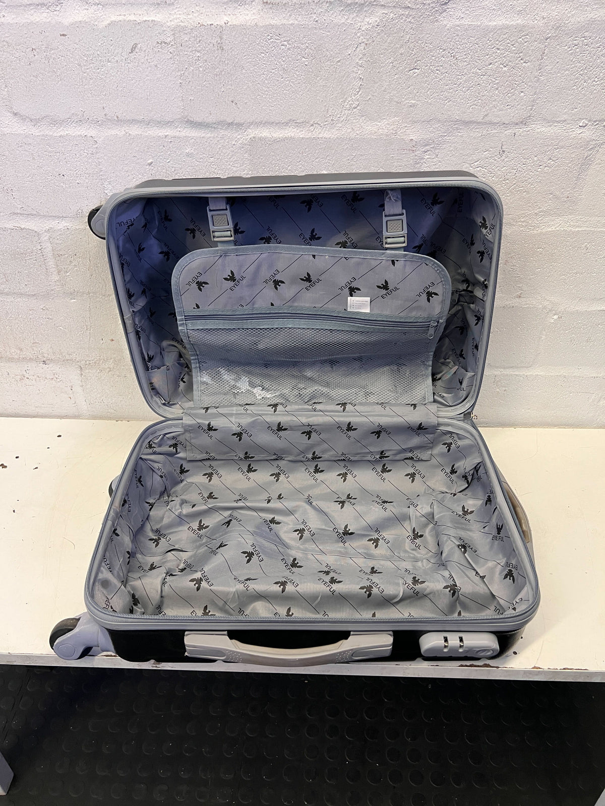 Durable Black Hardshell Carry-On Suitcase - Broken one side wheel - 2ndhandwarehouse.com
