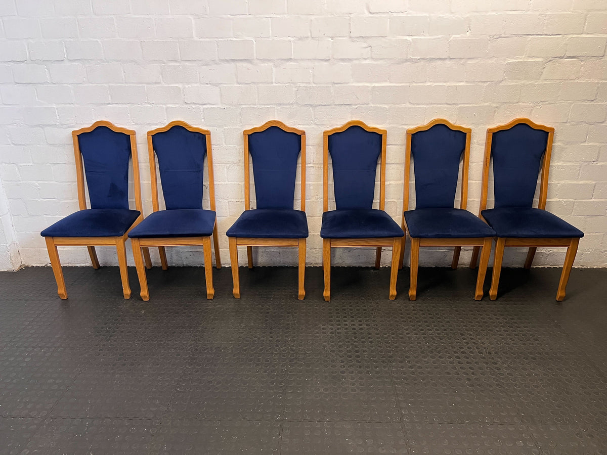 Elegant Light Wood Dining Table with Sturdy Legs - Minor Scratches