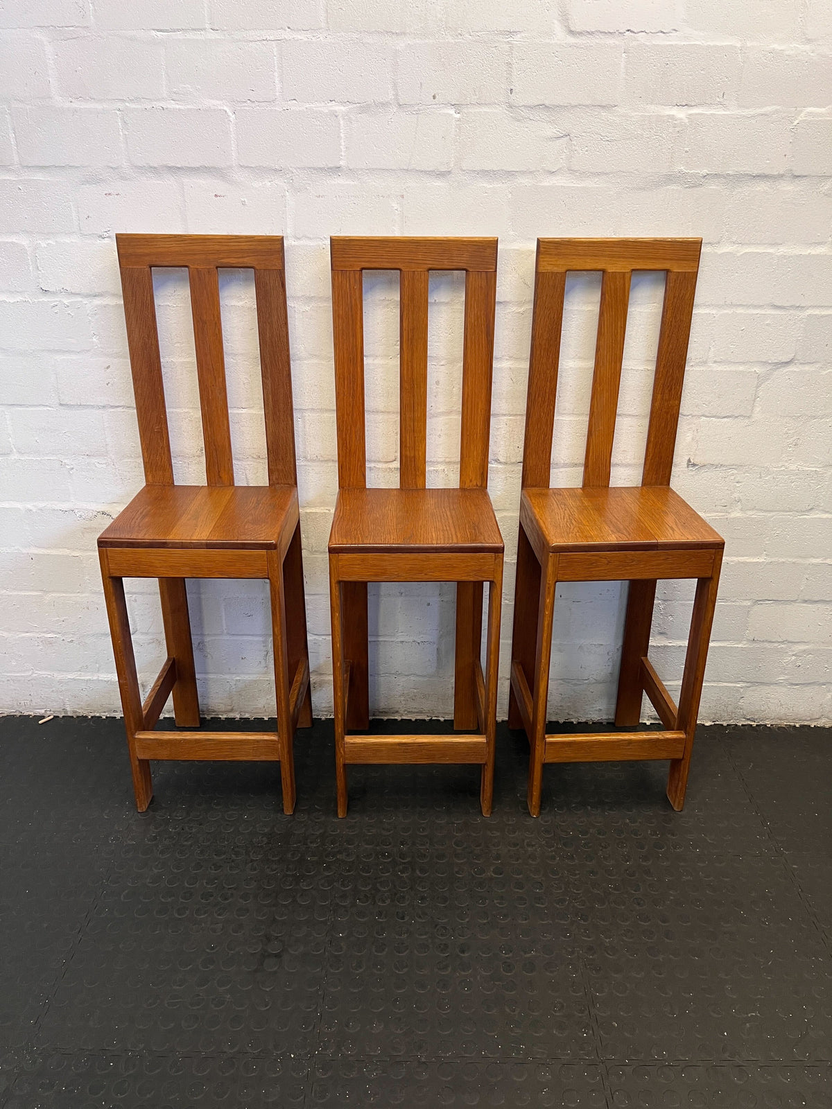 Elegant Oak Bar Stool with Sleek Design – Minor Scratches