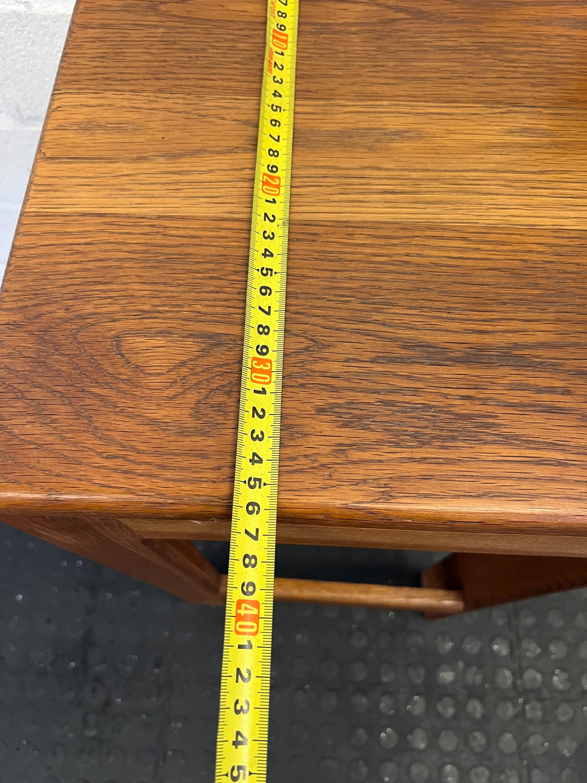 Elegant Oak Bar Stool with Sleek Design – Minor Scratches