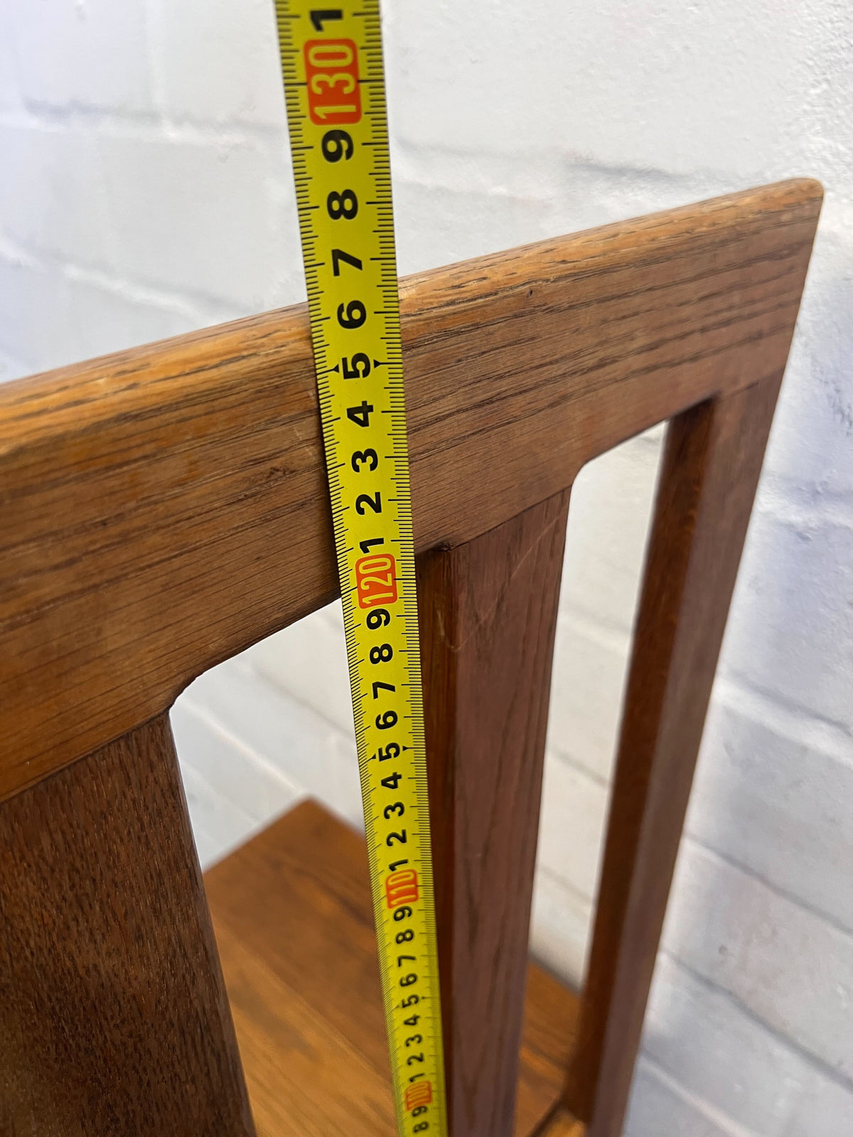 Elegant Oak Bar Stool with Sleek Design – Minor Scratches