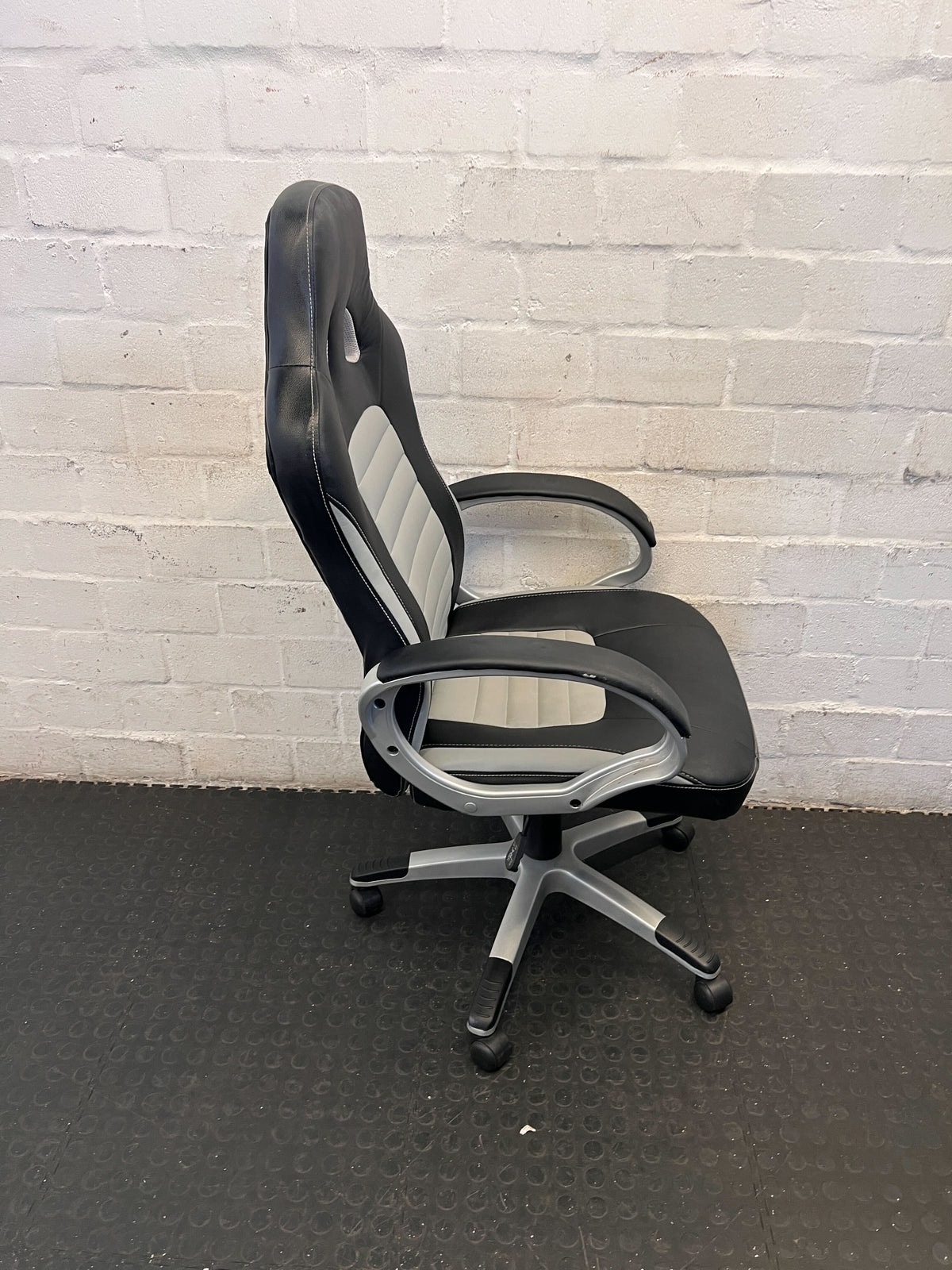 Ergonomic Black & Grey Gaming/Office Chair - Pre-Owned - 2ndhandwarehouse.com