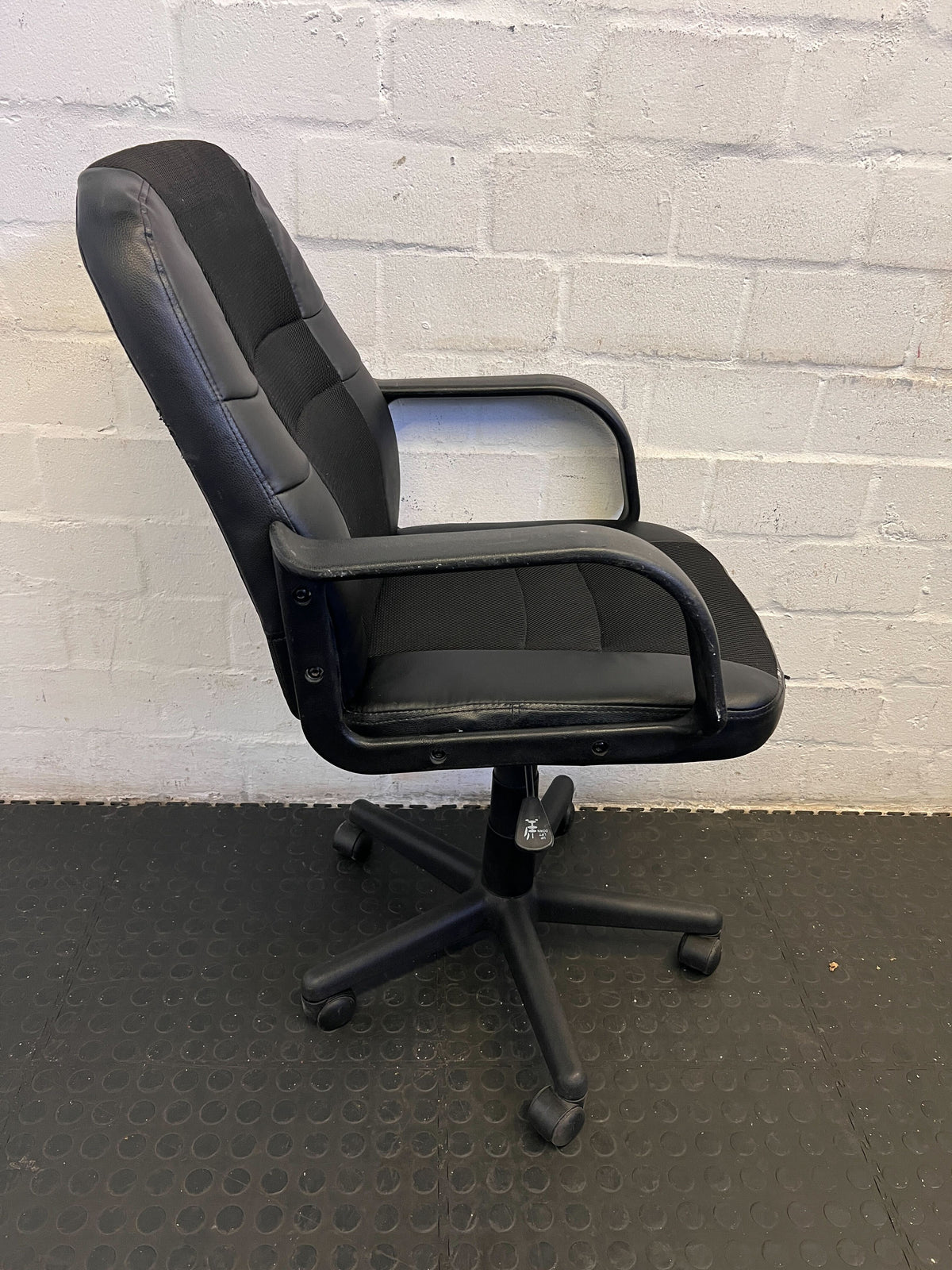 Ergonomic Black Office Chair with Minor Wear and Tear