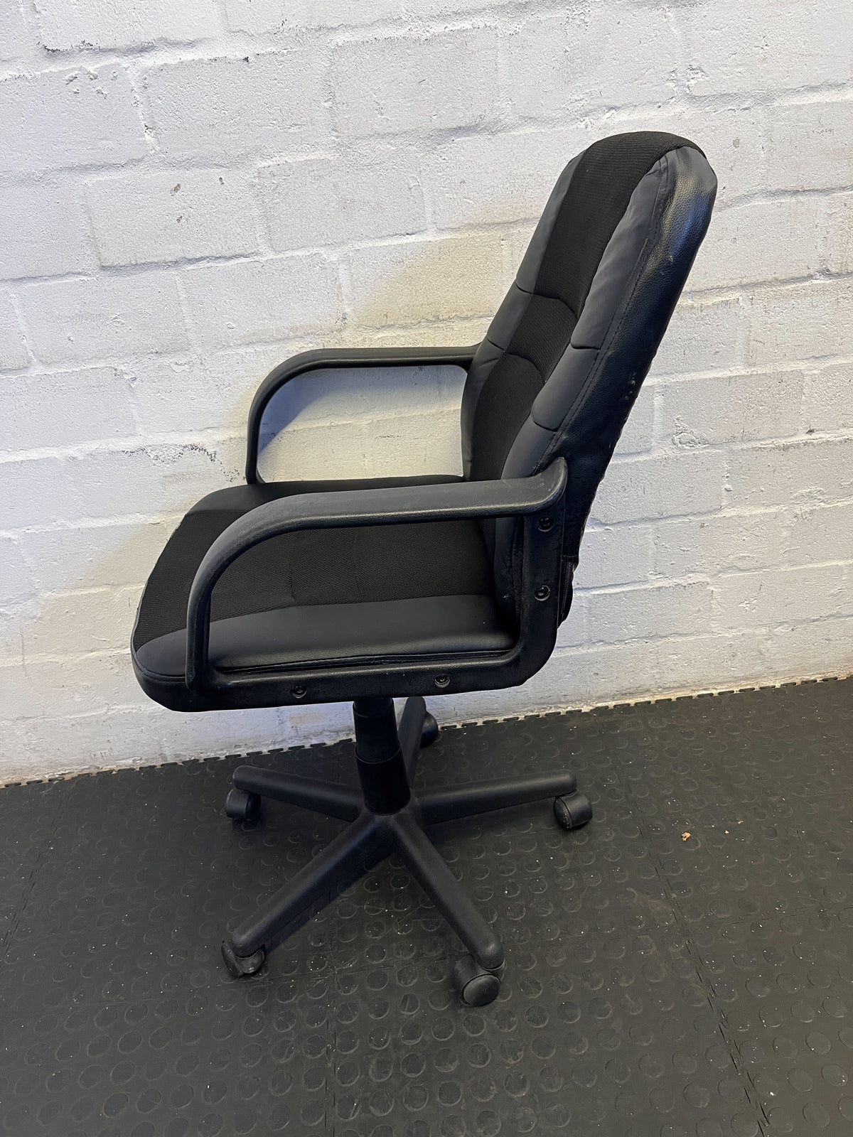 Ergonomic Black Office Chair with Minor Wear and Tear