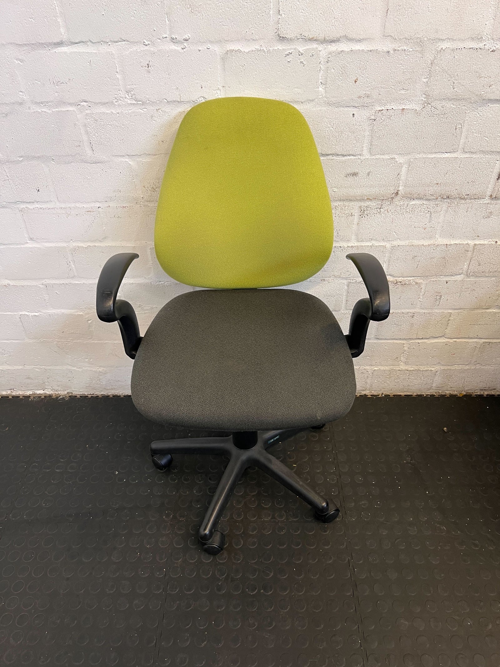 ★ Ergonomic Green and Grey Office Chair with Minor Wear