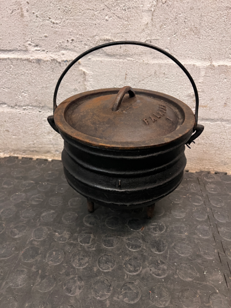 Falkirk Number 1 Cast Iron Potjie Pot with Lid — Surface Rust and Worn Finish