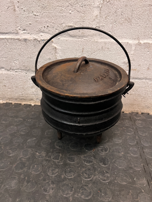 Falkirk Number 1 Cast Iron Potjie Pot with Lid — Surface Rust and Worn Finish