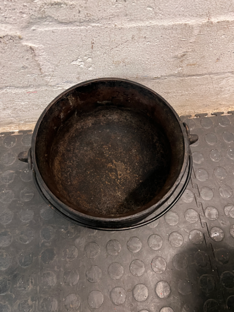 Falkirk Number 1 Cast Iron Potjie Pot with Lid — Surface Rust and Worn Finish