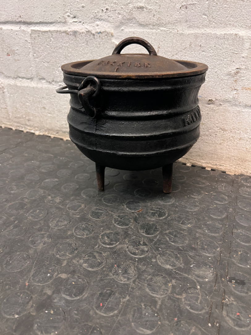 Falkirk Number 1 Cast Iron Potjie Pot with Lid — Surface Rust and Worn Finish