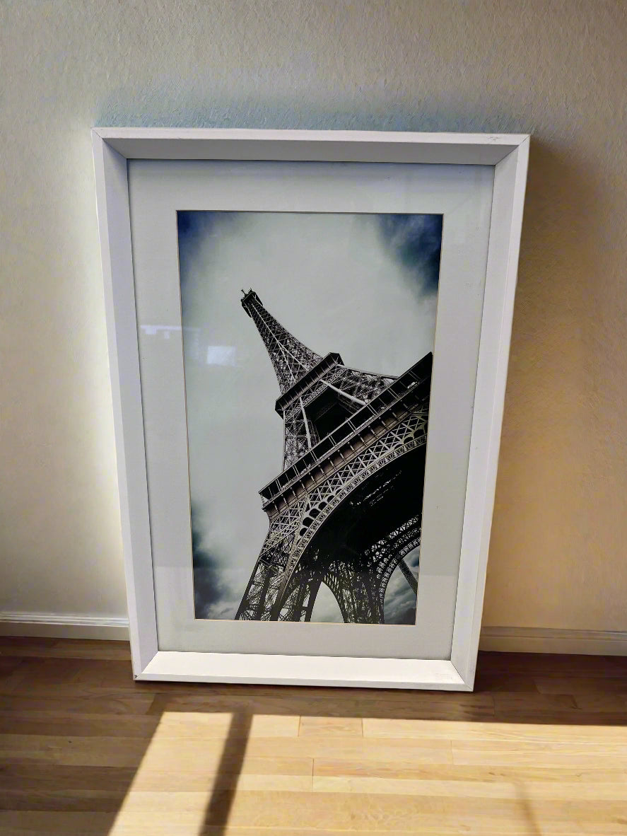 Framed Black and White Eiffel Tower Print – Modern Décor Art