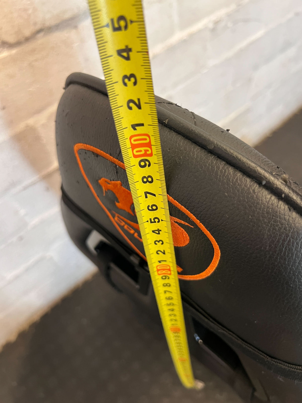 Gaming chair top only  - Damaged and the base that contains wheels is missing - 2ndhandwarehouse.com