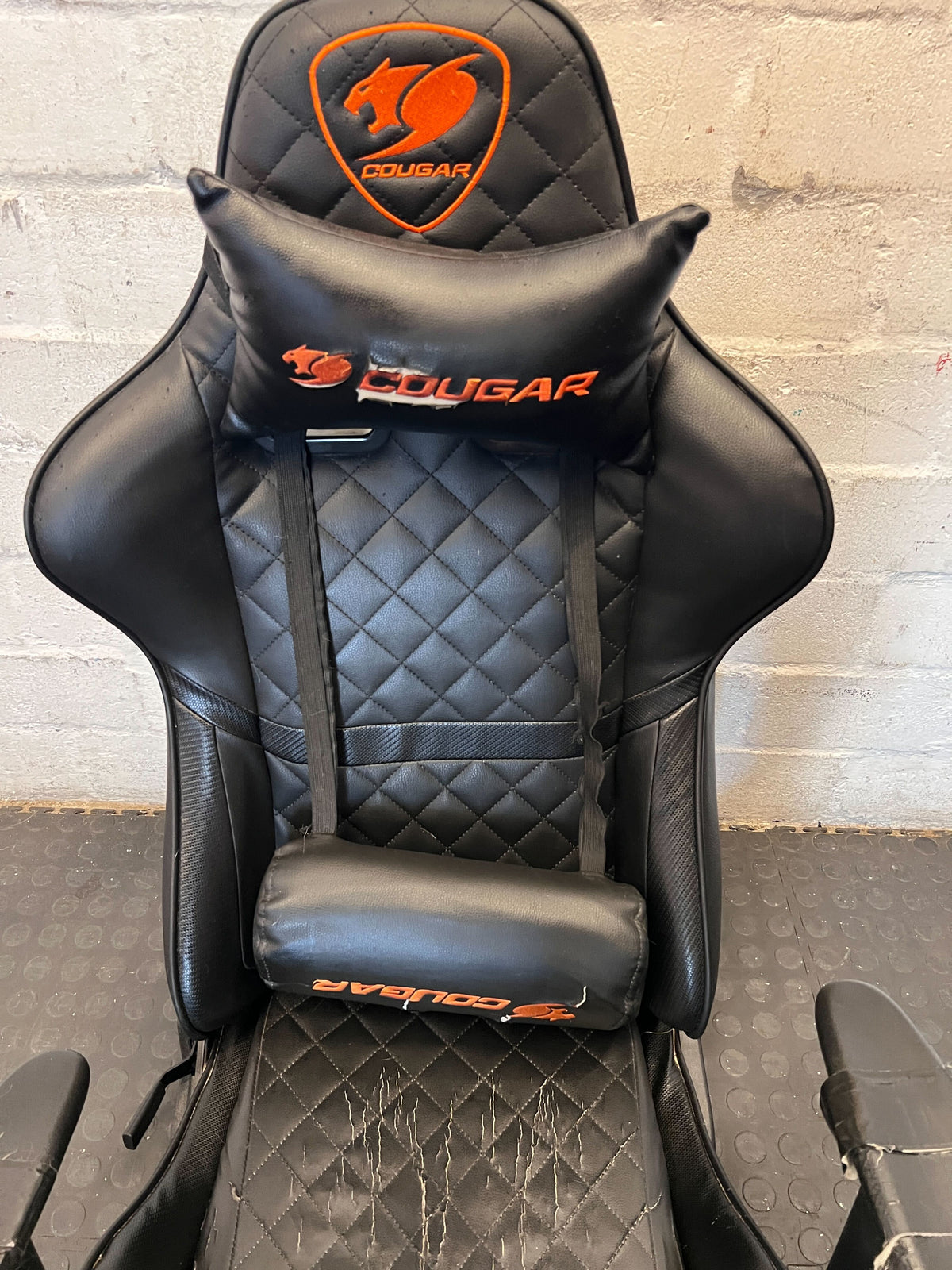 Gaming chair top only  - Damaged and the base that contains wheels is missing - 2ndhandwarehouse.com