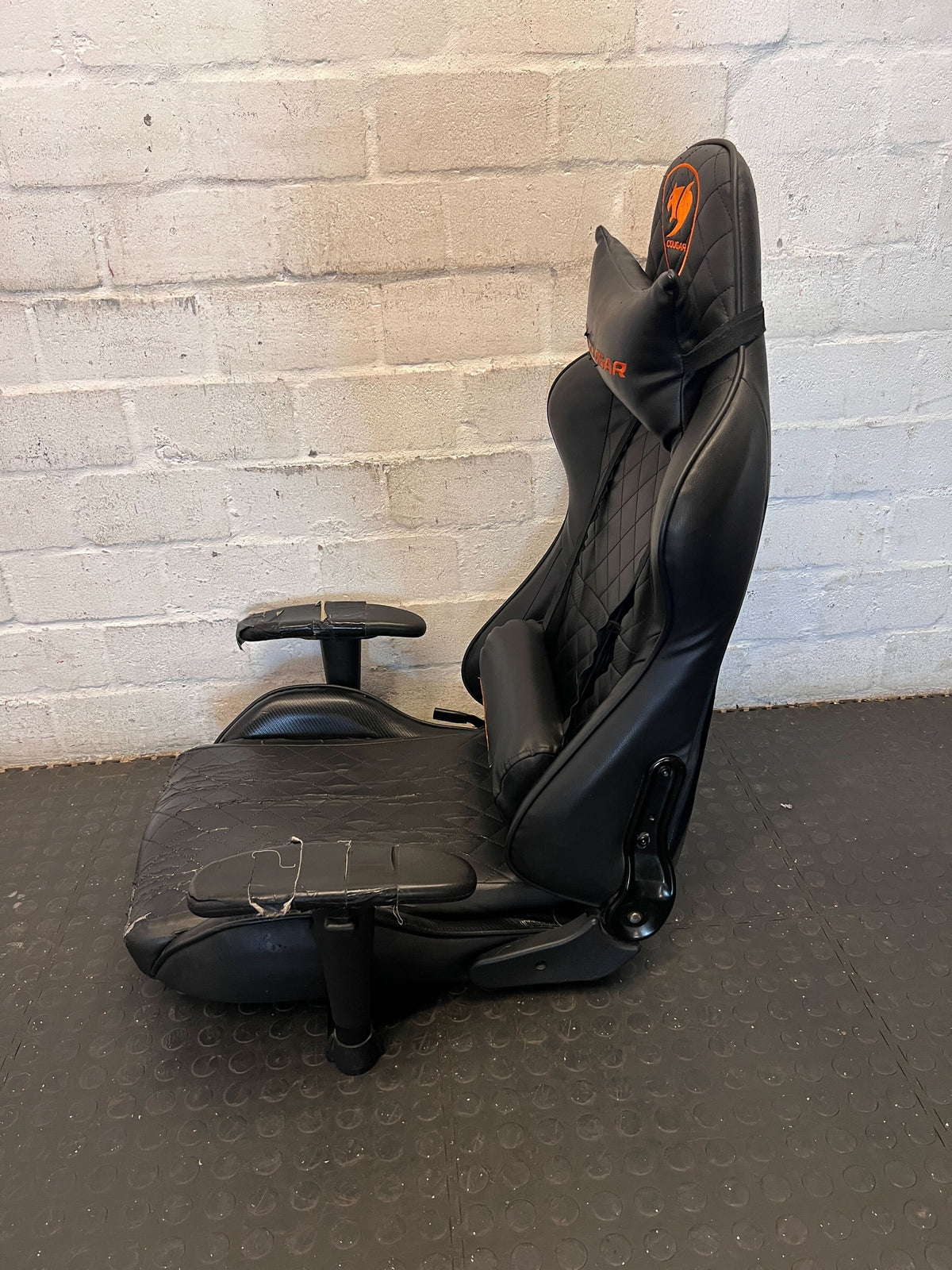 Gaming chair top only  - Damaged and the base that contains wheels is missing - 2ndhandwarehouse.com