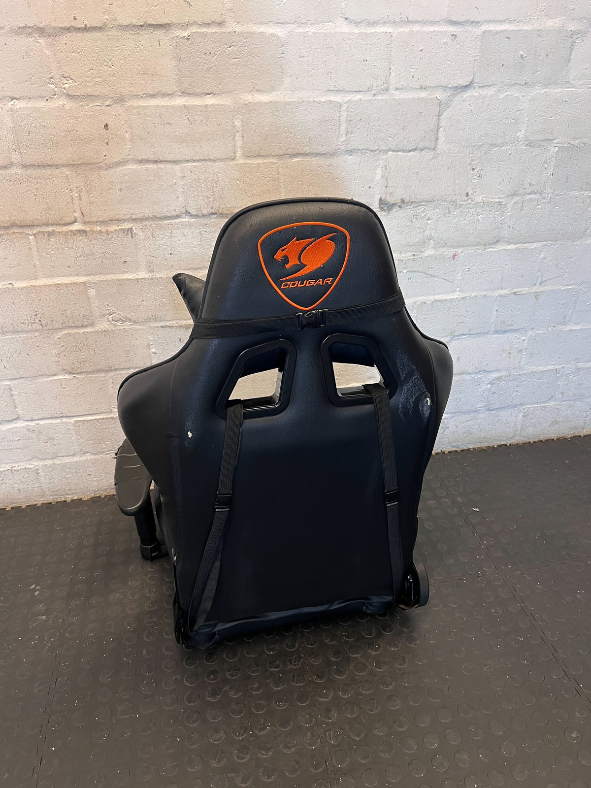 Gaming chair top only  - Damaged and the base that contains wheels is missing - 2ndhandwarehouse.com