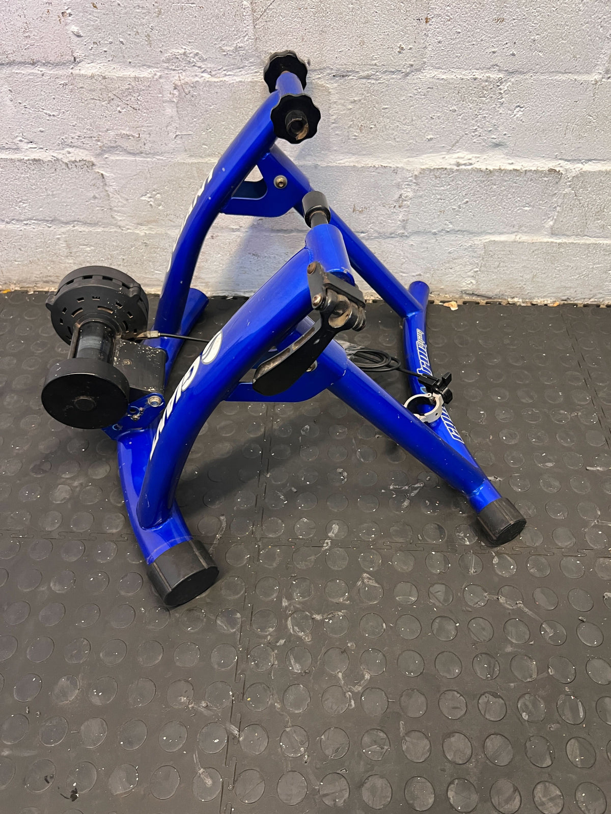 Giant Blue Indoor Bike Trainer Stand – Minor Wear, Excellent Condition