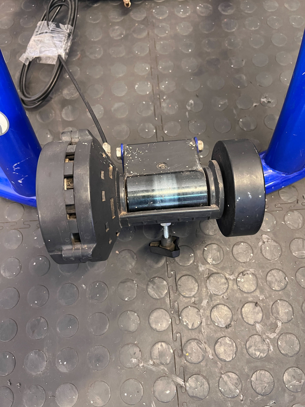 Giant Blue Indoor Bike Trainer Stand – Minor Wear, Excellent Condition