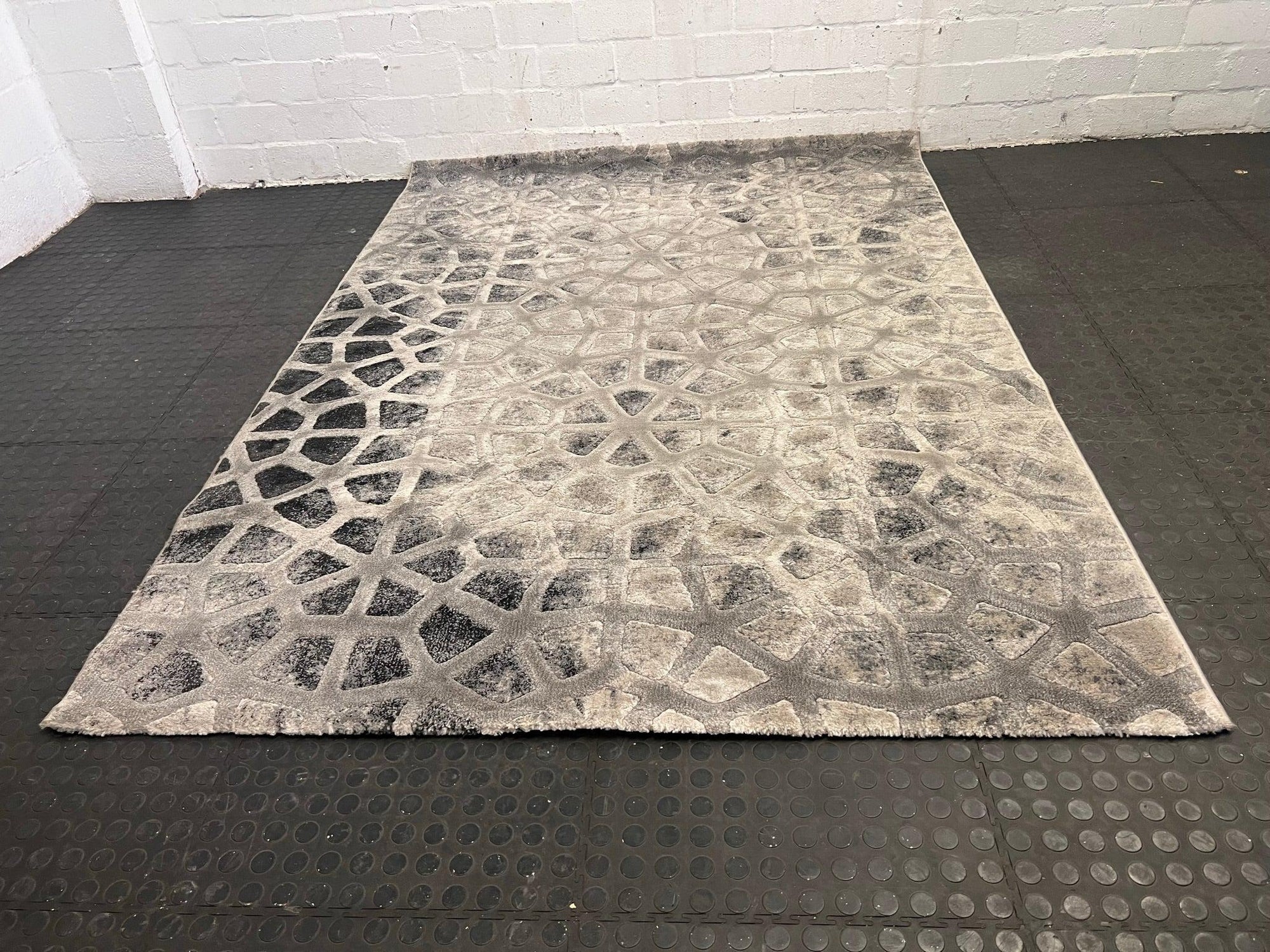 Grey and Beige Decorative Carpet (160cm x 222cm)