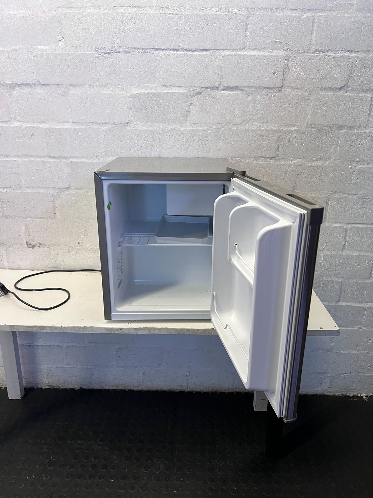 Hisense A+ Energy Mini Bar Fridge - Compact & Stylish - 2ndhandwarehouse.com