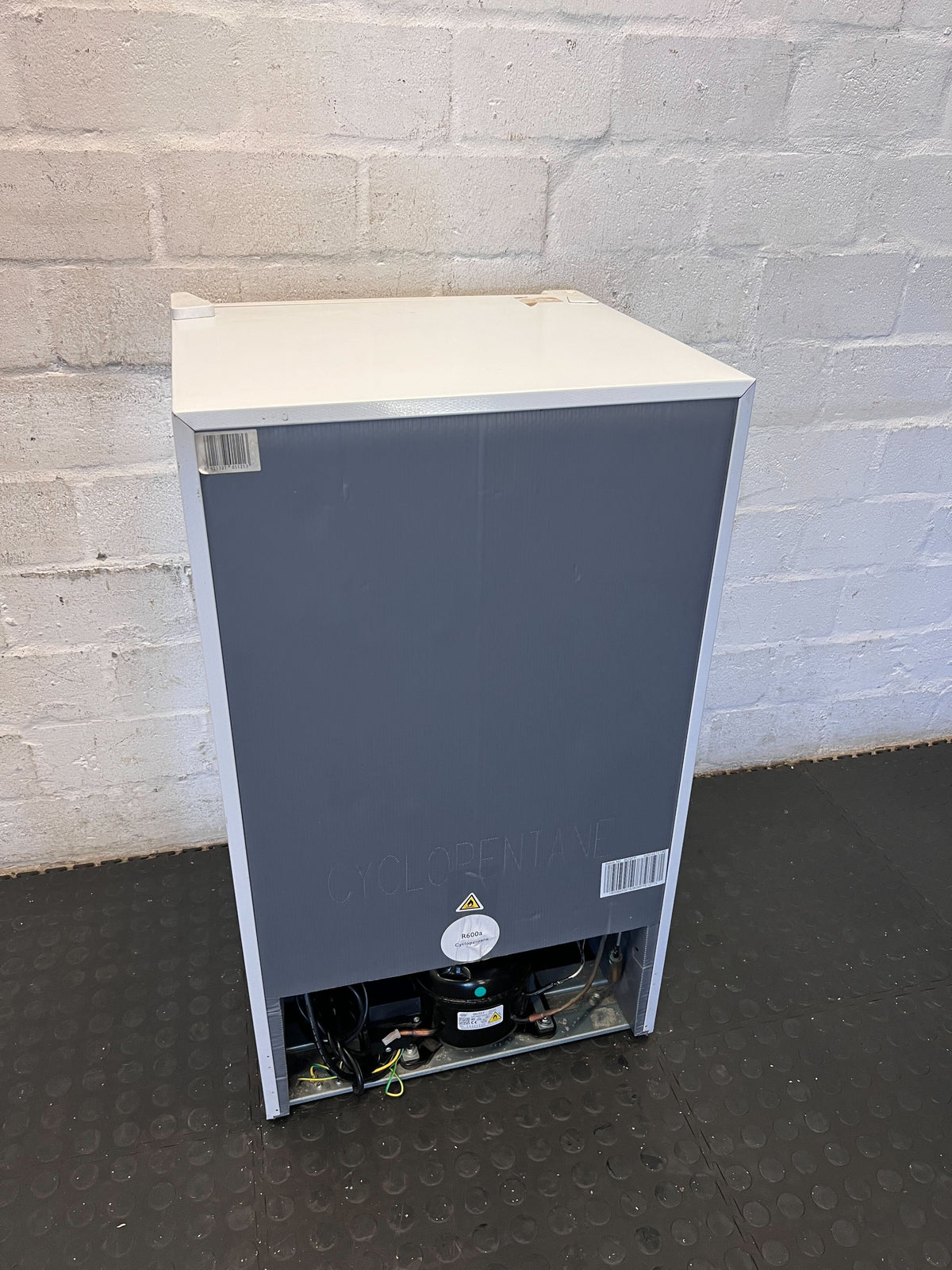 Hisense Compact Bar Fridge - Ideal for Small Spaces - 2ndhandwarehouse.com
