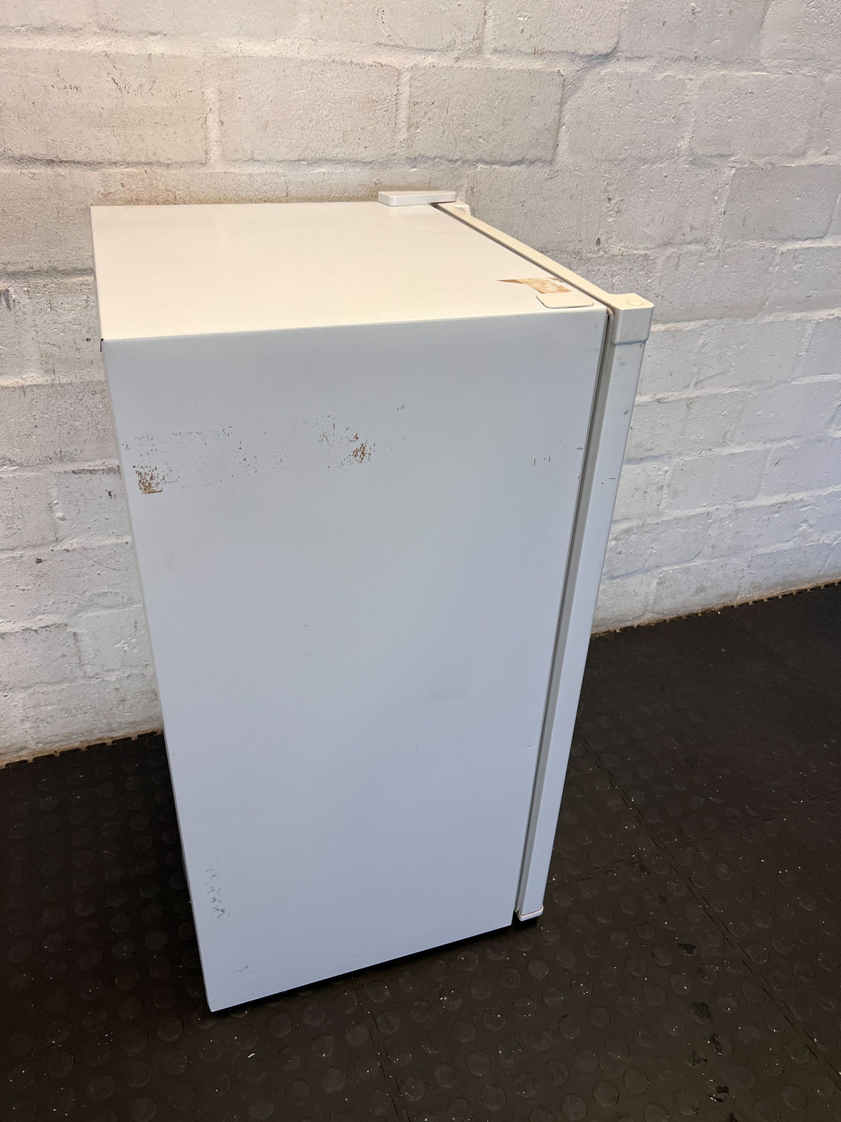Hisense Compact Bar Fridge - Ideal for Small Spaces - 2ndhandwarehouse.com