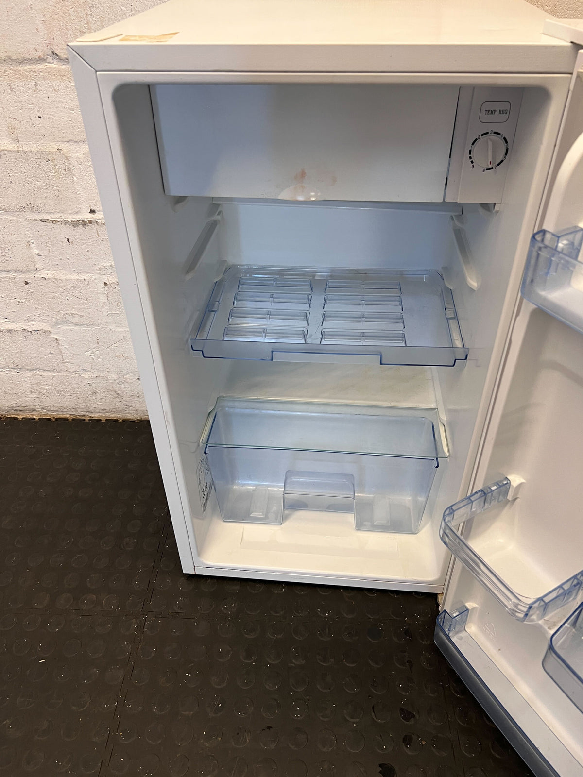 Hisense Compact Bar Fridge - Ideal for Small Spaces - 2ndhandwarehouse.com