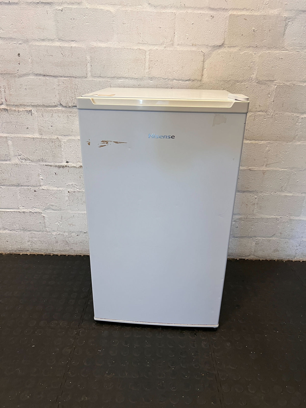 Hisense Compact Bar Fridge - Ideal for Small Spaces - 2ndhandwarehouse.com