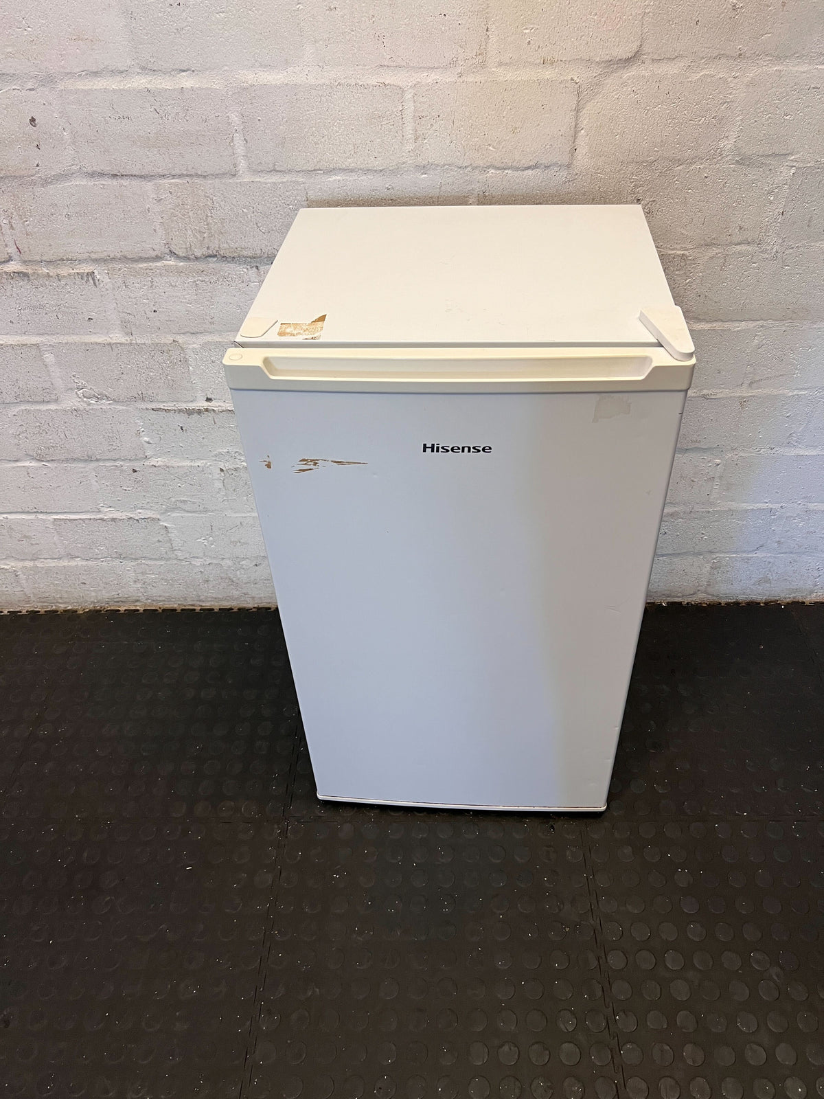 Hisense Compact Bar Fridge - Ideal for Small Spaces - 2ndhandwarehouse.com