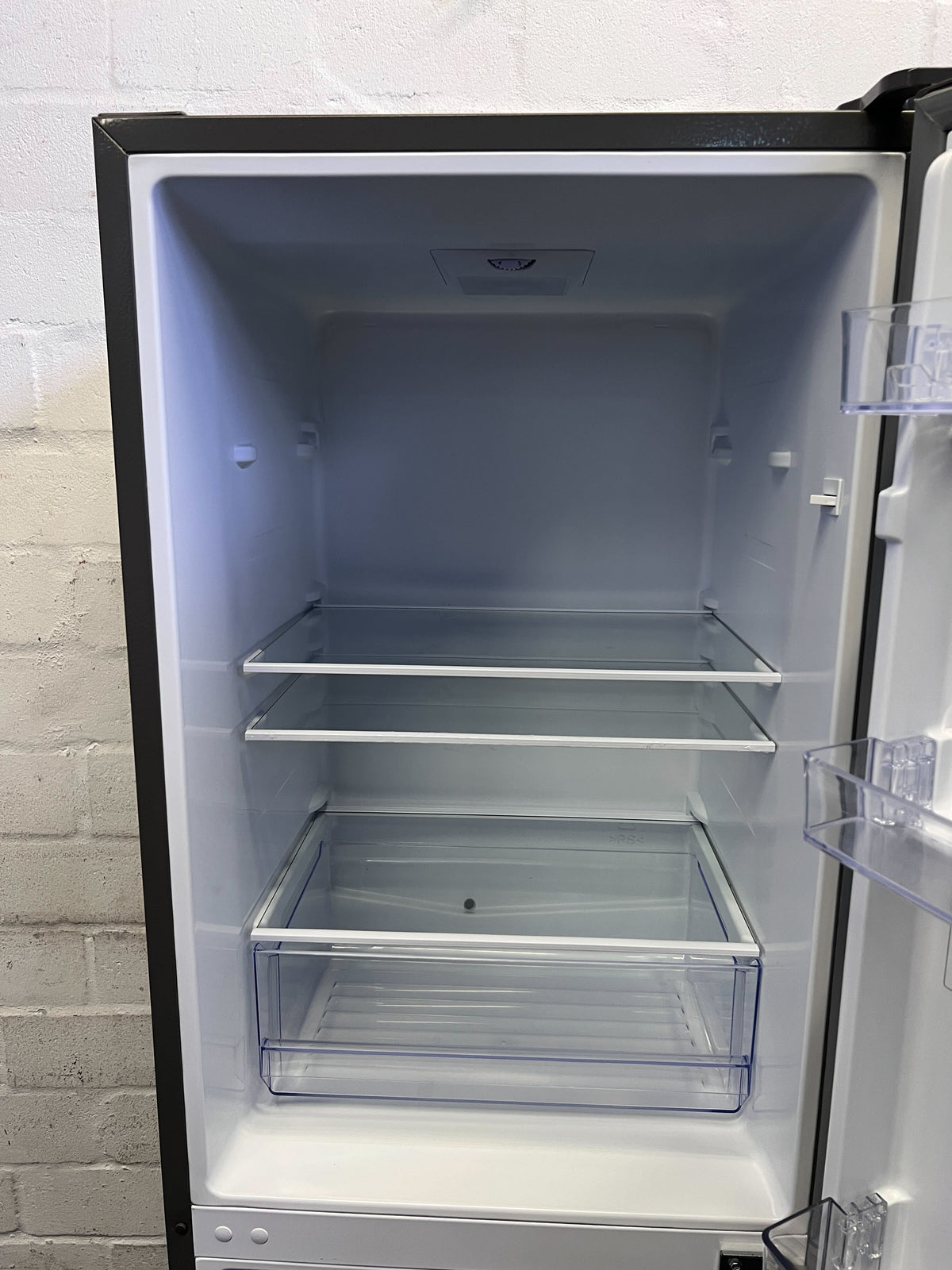 Hisense Dark Grey Fridge Freezer - Modern & Efficient