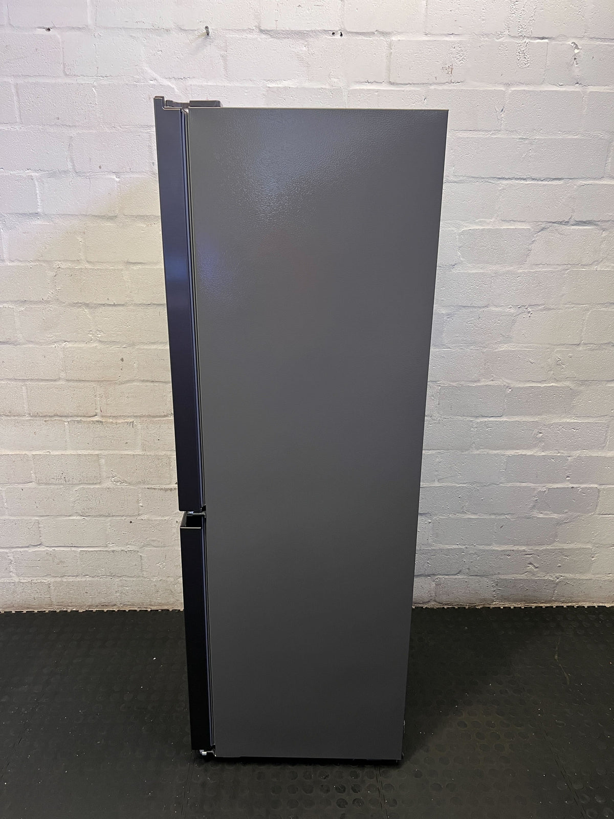 Hisense Dark Grey Fridge Freezer - Modern & Efficient