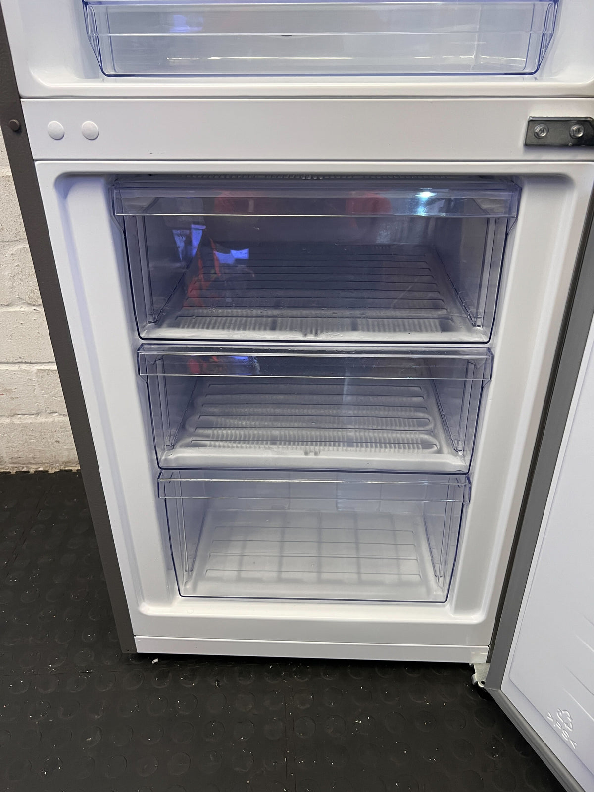 Hisense Dark Grey Fridge Freezer - Modern & Efficient