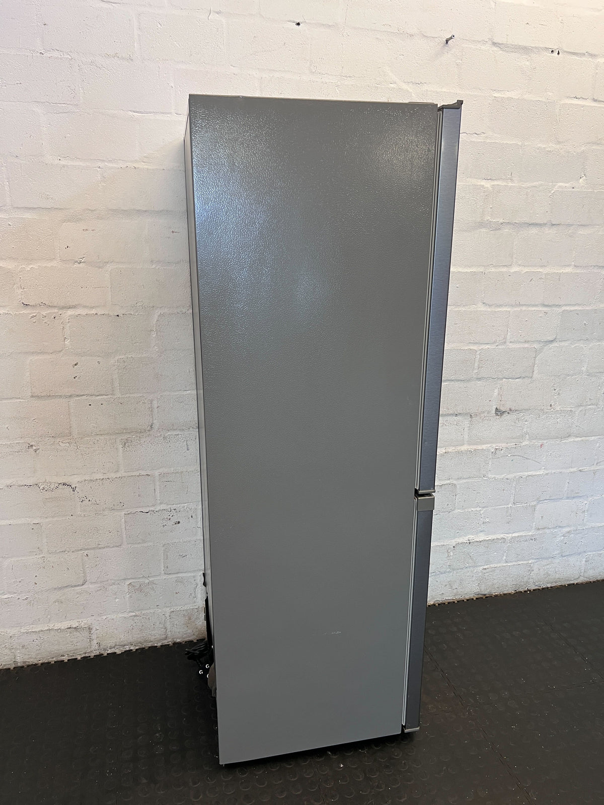 Hisense Silver Fridge Freezer with Water Dispenser - Modern & Efficient - 2ndhandwarehouse.com