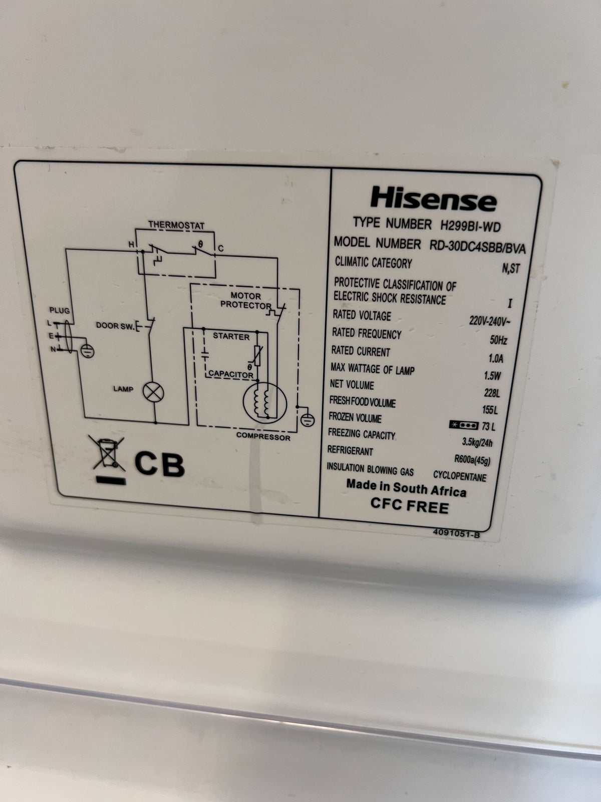 Hisense Silver Fridge Freezer with Water Dispenser - Modern & Efficient - 2ndhandwarehouse.com