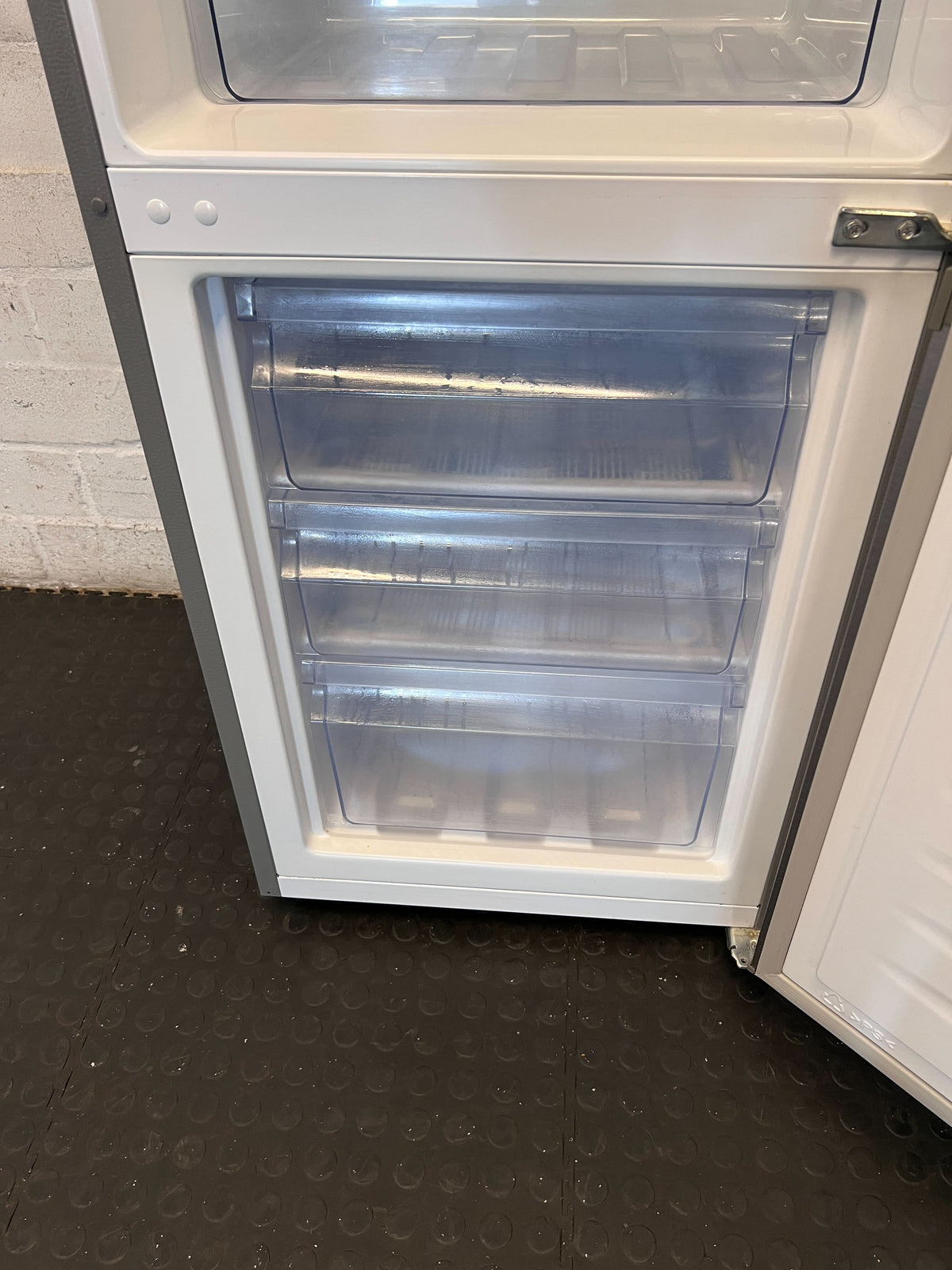 Hisense Silver Fridge Freezer with Water Dispenser - Modern & Efficient - 2ndhandwarehouse.com