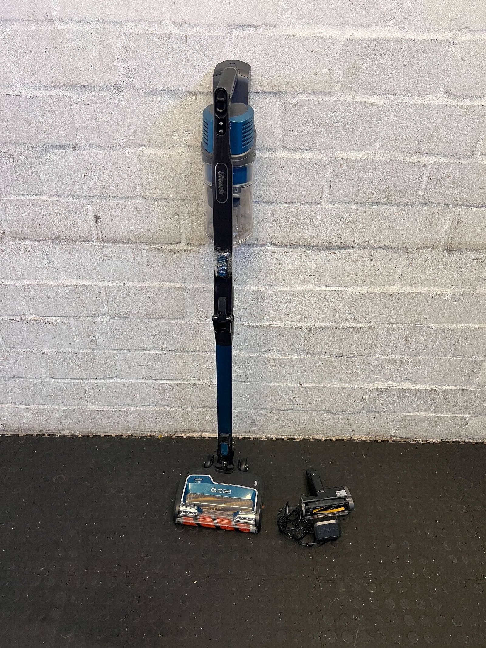 Shark Cordless Vaccuum - Rechargeable (Germany) - 2ndhandwarehouse.com