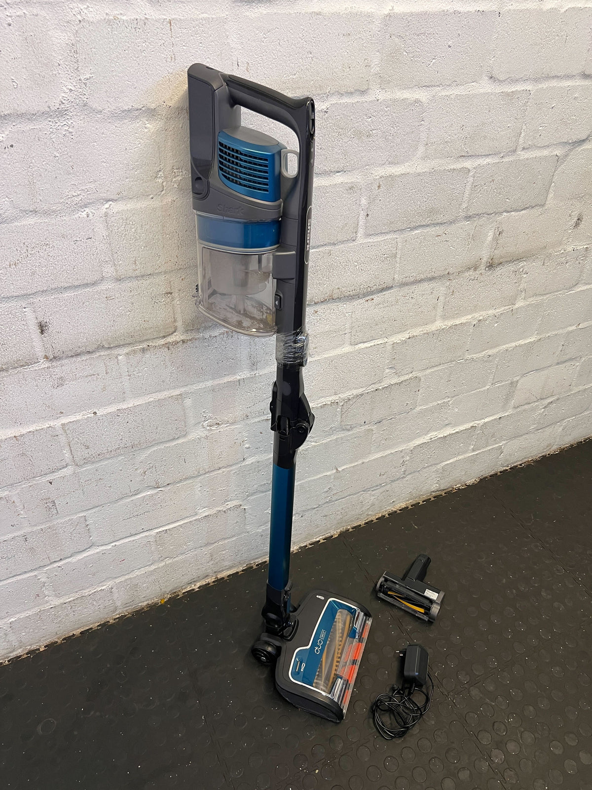 Shark Cordless Vaccuum - Rechargeable (Germany) - 2ndhandwarehouse.com
