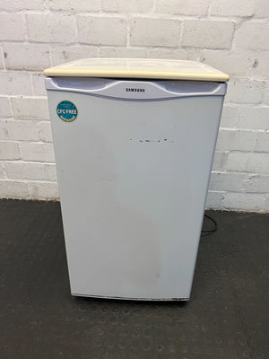 Compact Samsung CFC-Free White Fridge – Slight Wear, Perfect for Small Spaces