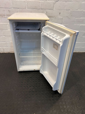 Compact Samsung CFC-Free White Fridge – Slight Wear, Perfect for Small Spaces