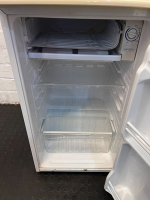 Compact Samsung CFC-Free White Fridge – Slight Wear, Perfect for Small Spaces