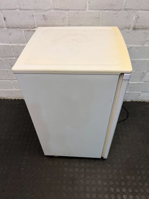 Compact Samsung CFC-Free White Fridge – Slight Wear, Perfect for Small Spaces